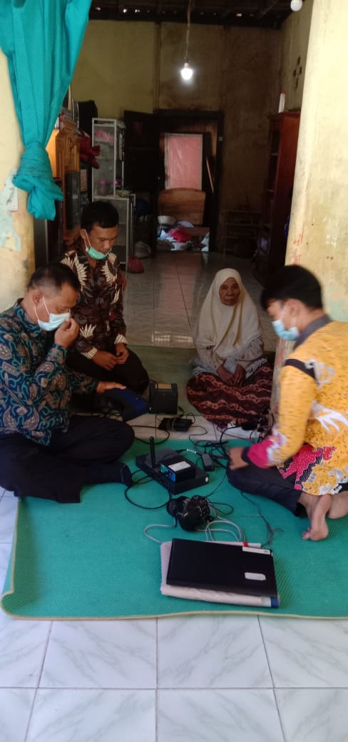 Mengunjungi warga distabilitas di pekon Serai guna perekaman KTP-el.jpeg